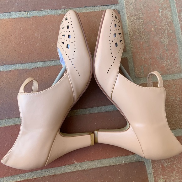 ⭐️HOST PICK⭐️ NWT NIB JG Retro Look Nude Heels - Picture 3 of 10